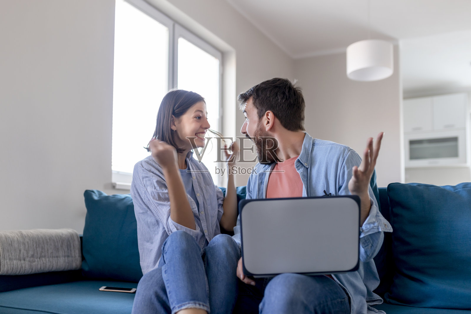 幸福的夫妇与笔记本电脑花时间在一起在家里照片摄影图片