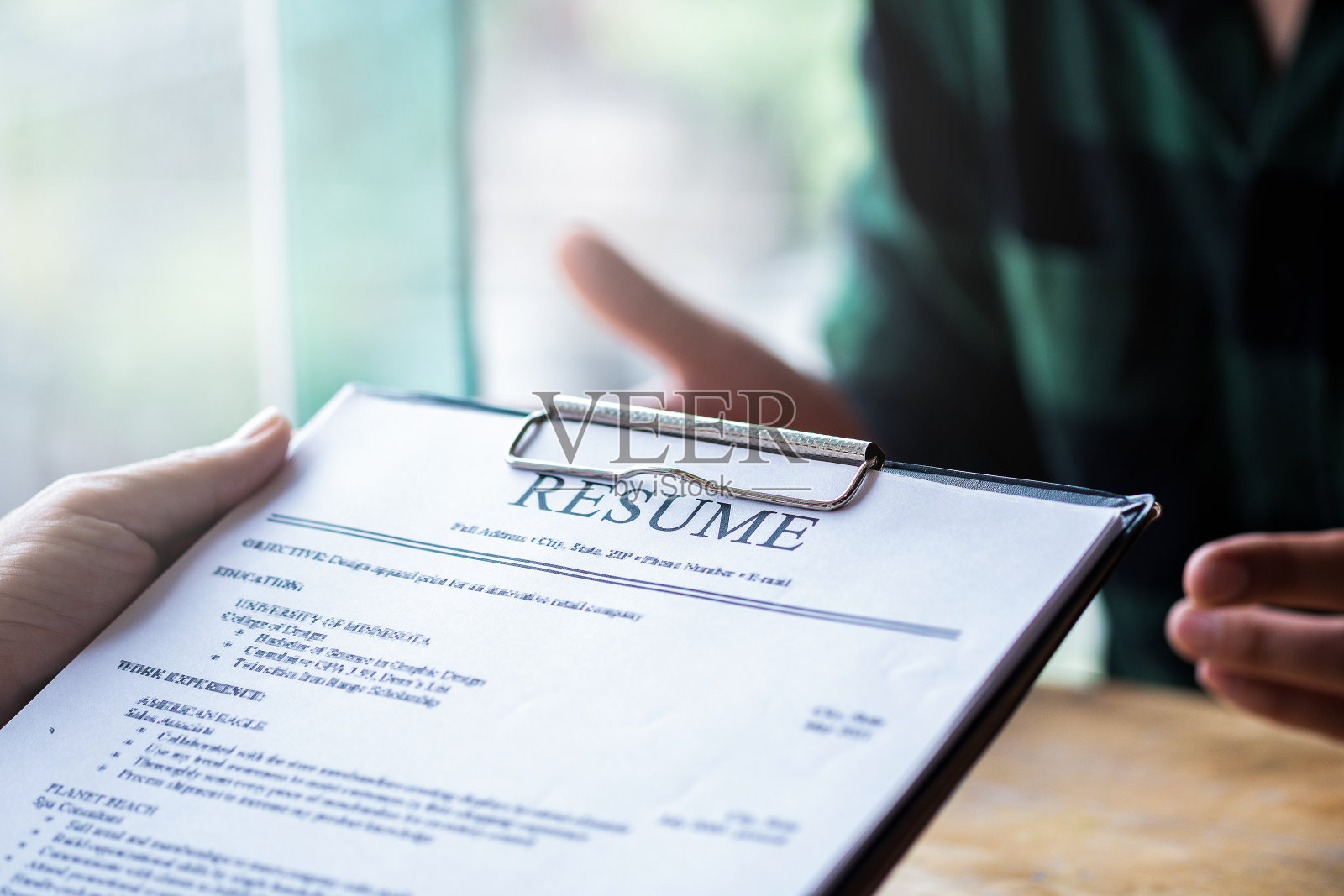 面试官阅读简历，珀森提交求职申请，珀森向面试官描述自己，密切关注办公室面试，关注简历，招聘人员考虑申请，人事经理做出招聘决定照片摄影图片