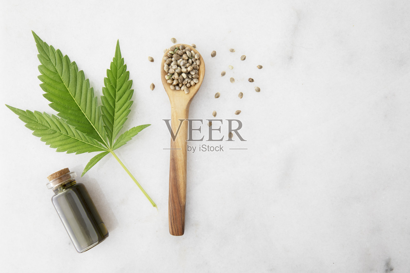 带有拷贝空间的CBD油照片摄影图片