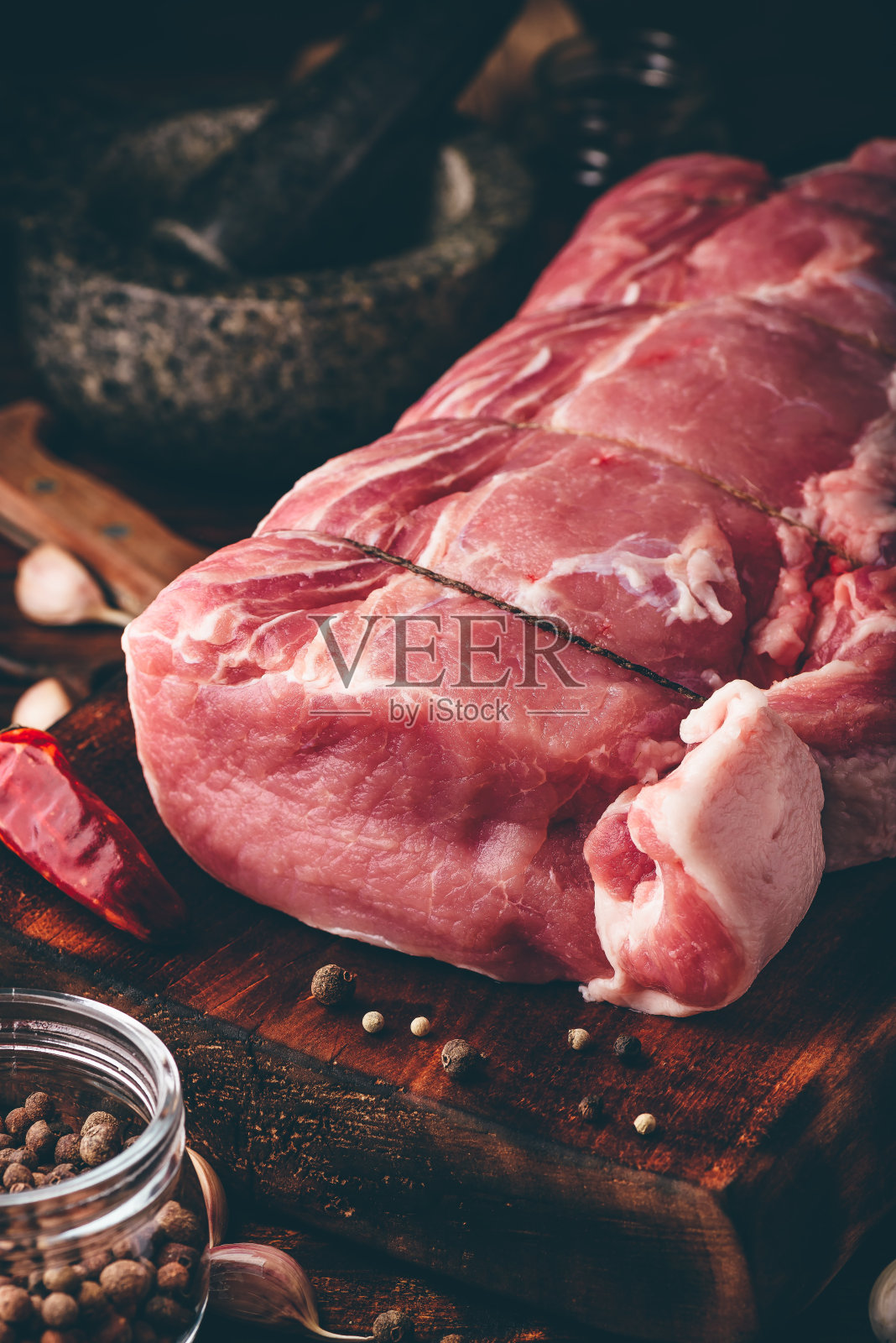 猪腰肉卷配不同香料照片摄影图片