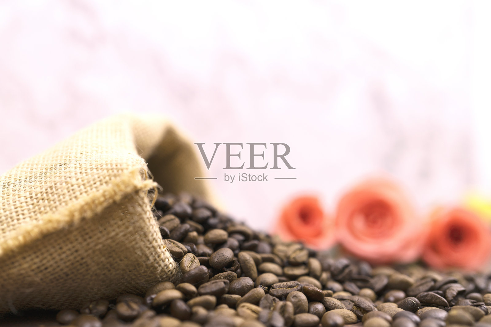 在木地板上选择烘焙咖啡豆作为背景和贺卡或明信片照片摄影图片