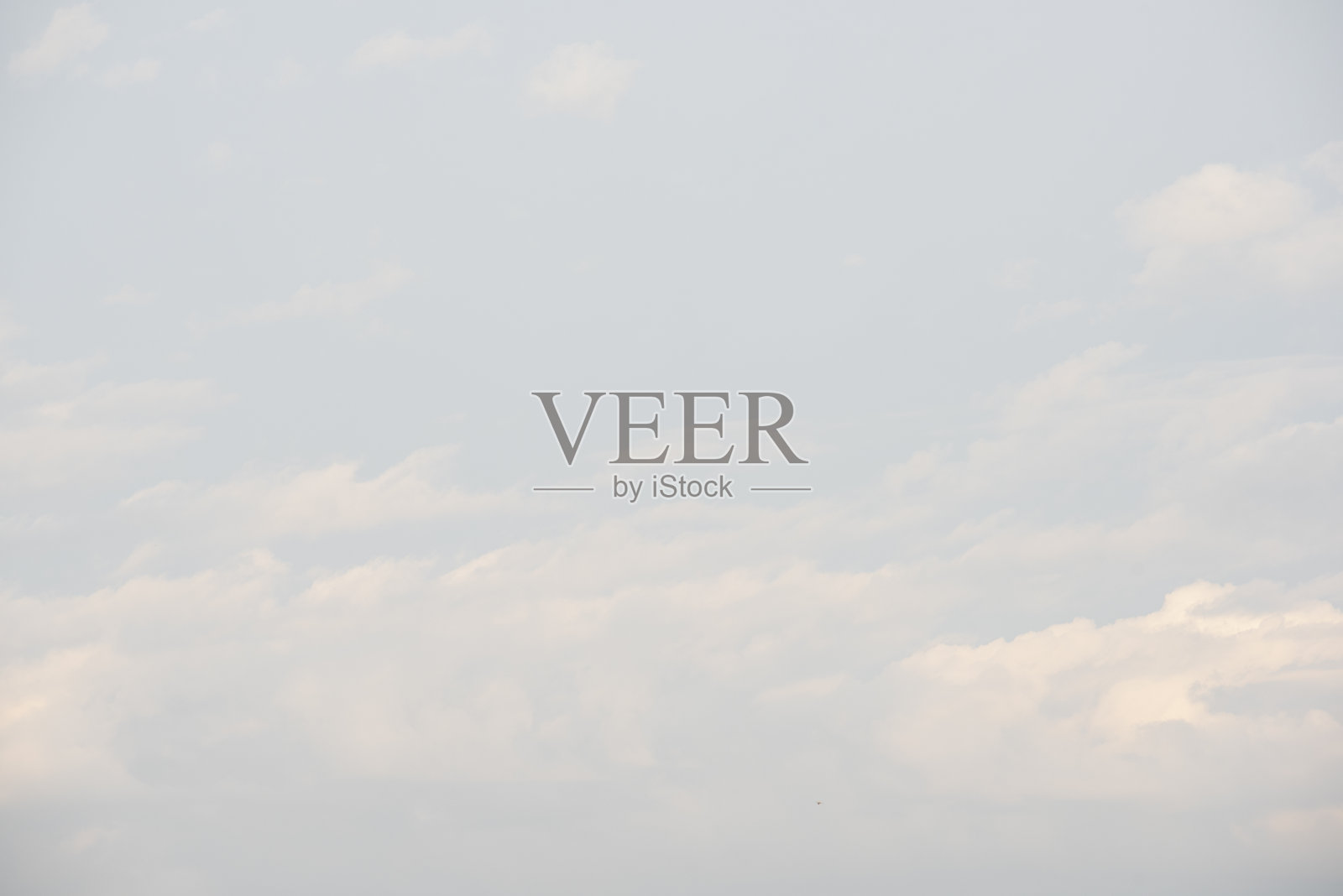 蓝天上美丽的蓬松的白云照片摄影图片