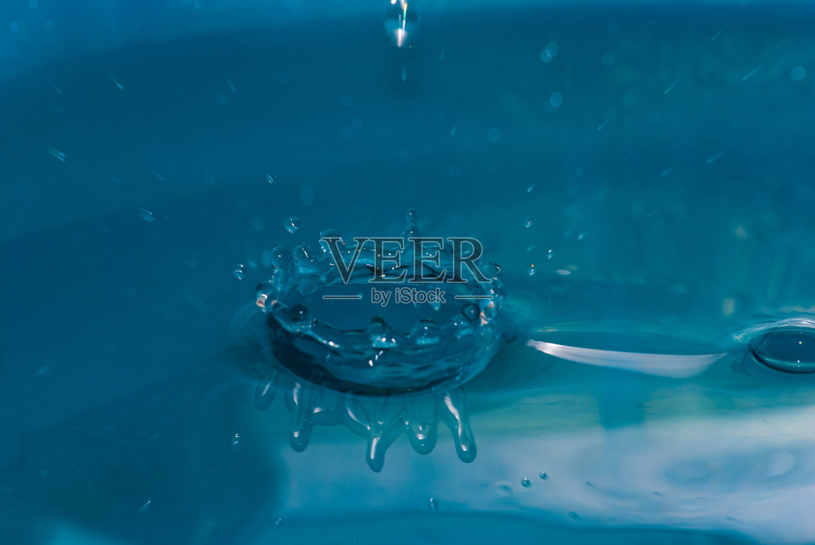 水滴造成的水雕塑照片摄影图片