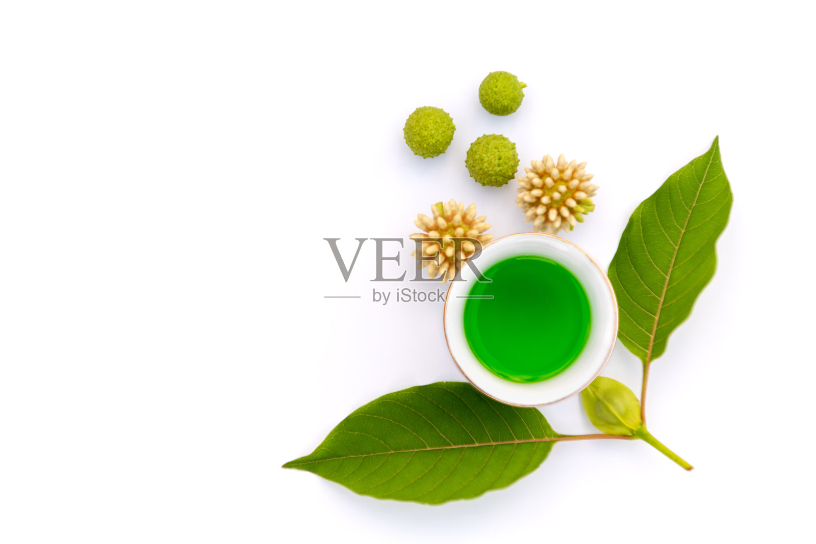 叶，花，果实和金盏花或金盏花的液体照片摄影图片