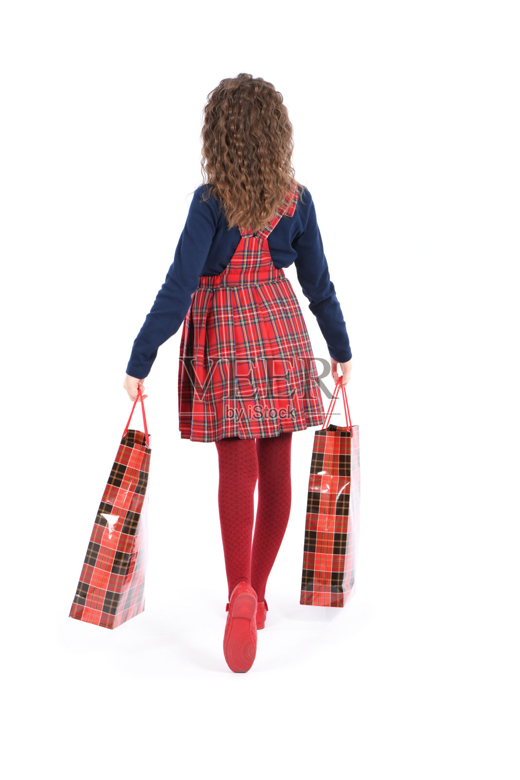 白色背景上有一个孤立的红包的孩子。小美购物狂。节日礼物,购物。照片摄影图片