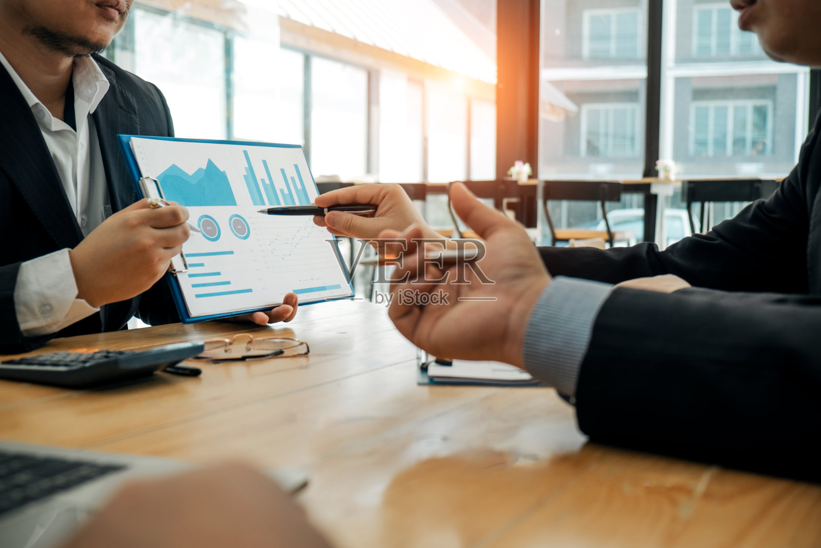 商务人士在会议室分析投资图表，头脑风暴，讨论投资方案照片摄影图片