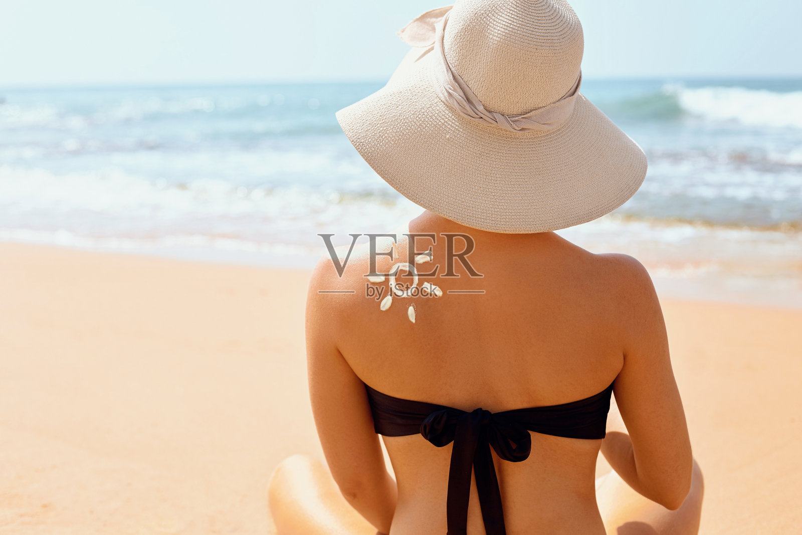 防晒霜。美丽的女人用在美丽的肩膀在太阳的形式。防晒霜太阳奶油。皮肤护理。防晒。女孩使用保湿防晒霜照片摄影图片