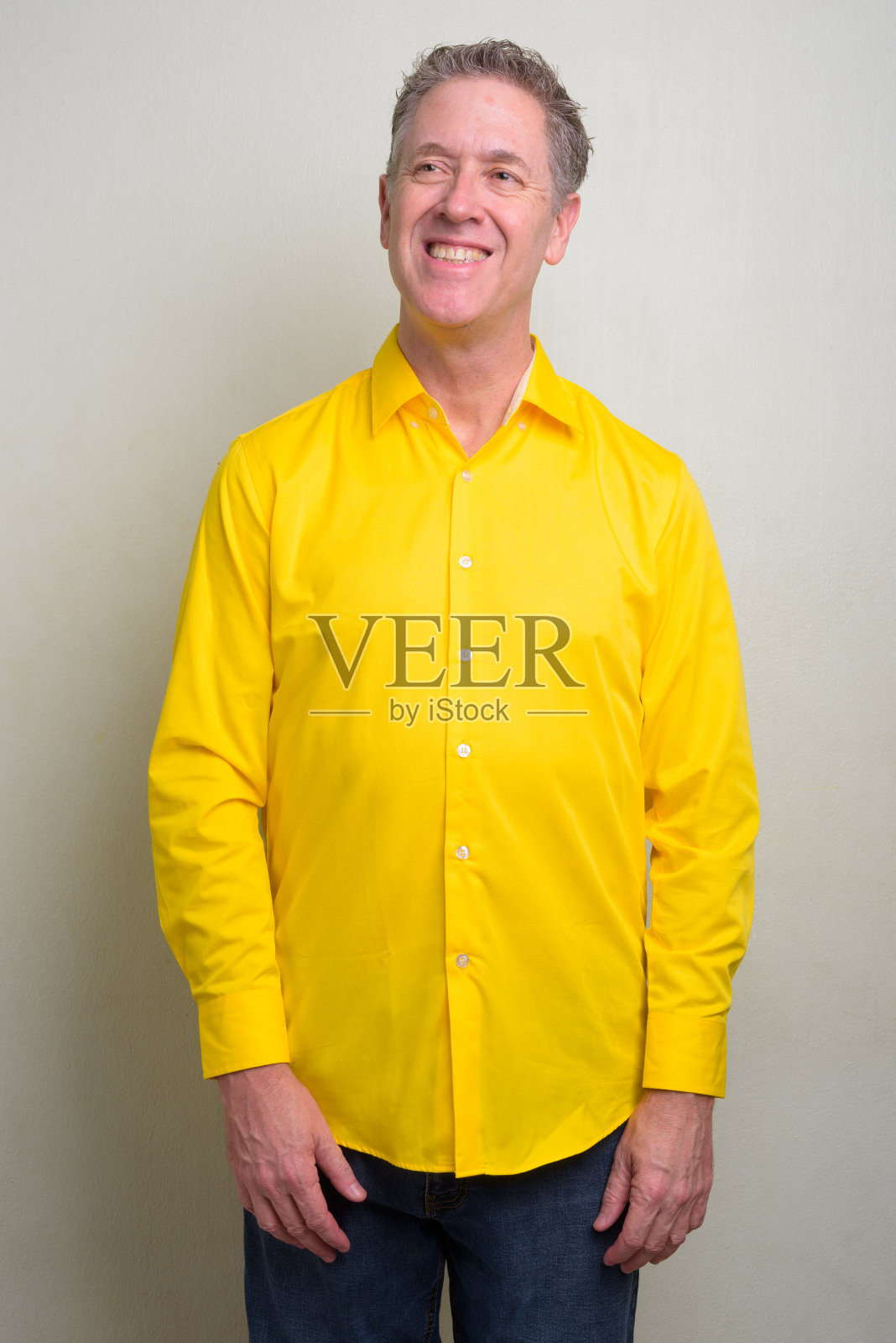 一个穿着黄色衬衫的成熟商人的肖像照片摄影图片