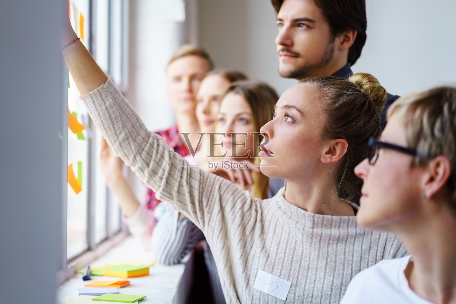 办公室团队头脑风暴的想法与便利贴照片摄影图片