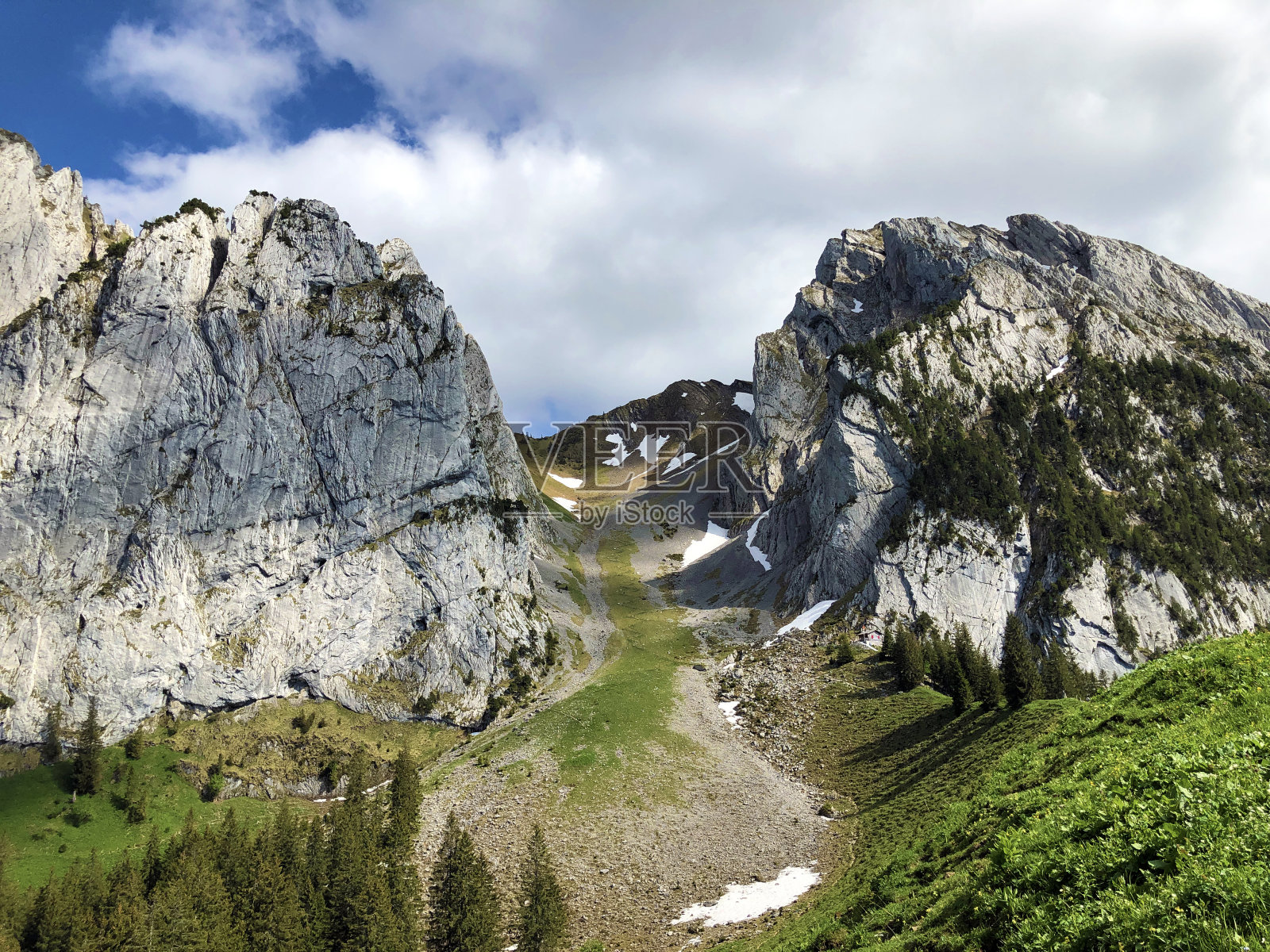 Bockmattlistock和Schiberg山脉之上的山谷Wagital或Waegital和高山湖Wagitalersee (Waegitalersee)，瑞士施维茨的内塔尔州照片摄影图片