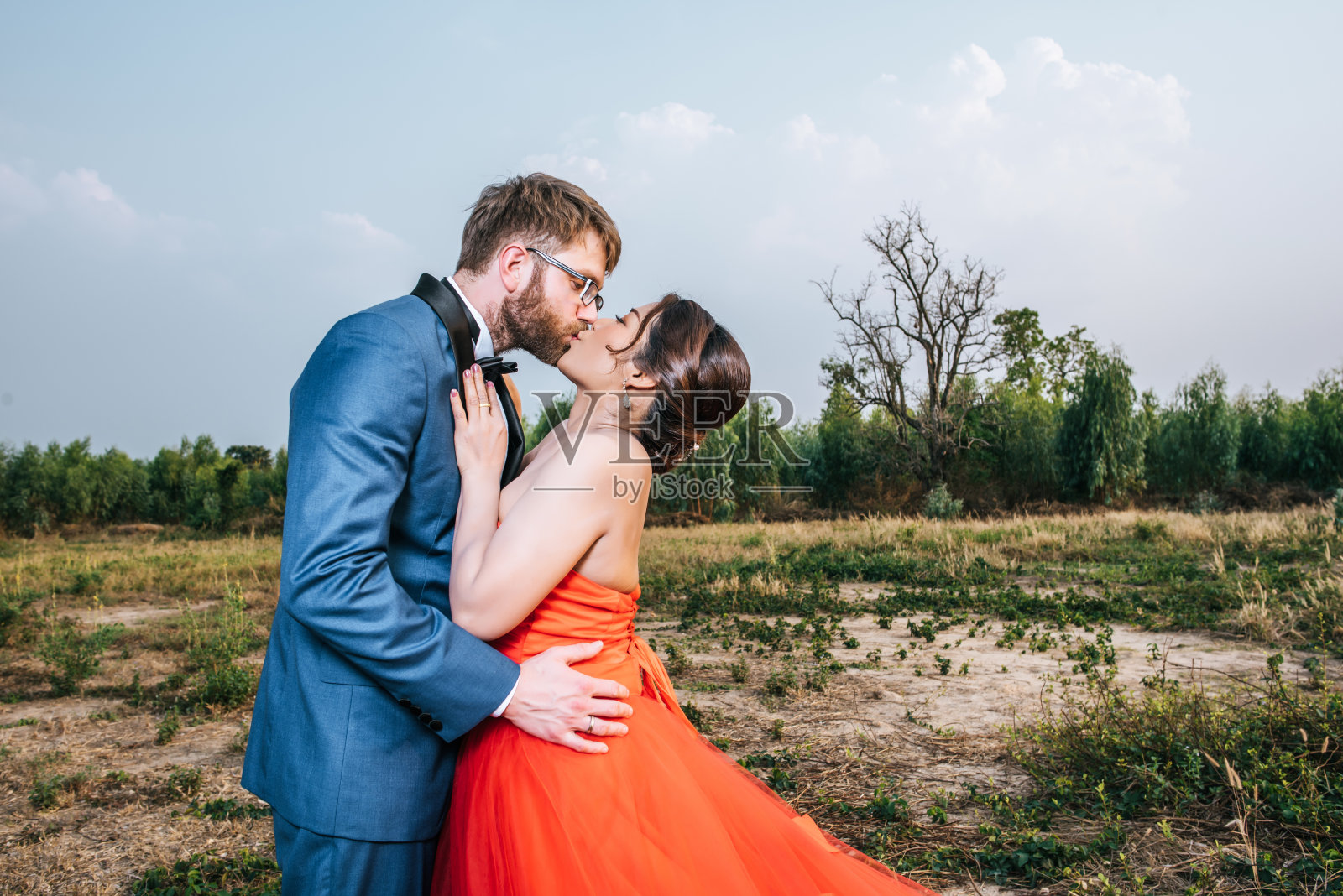 新娘和新郎有浪漫的时间和幸福在一起照片摄影图片