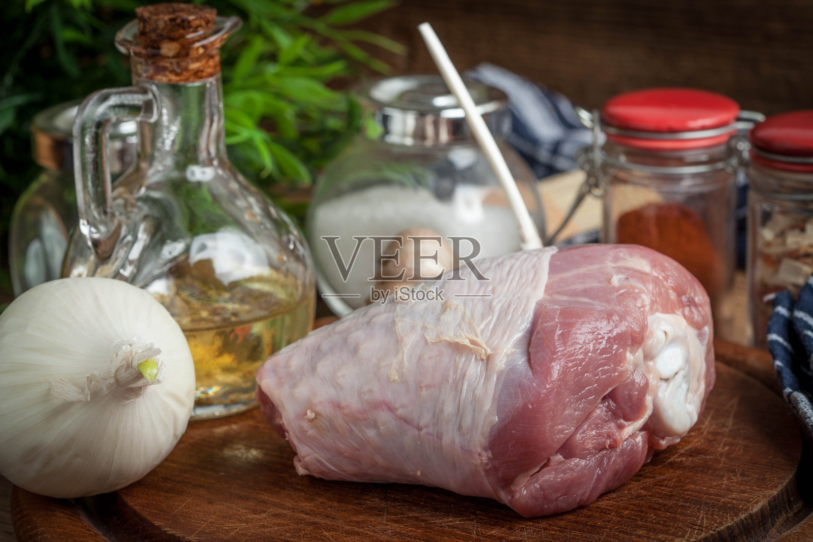 生火鸡腿放在砧板上。照片摄影图片