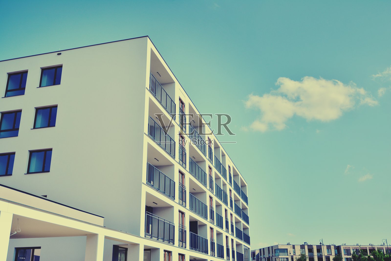 现代公寓建筑外观。复古的颜色因袭照片摄影图片