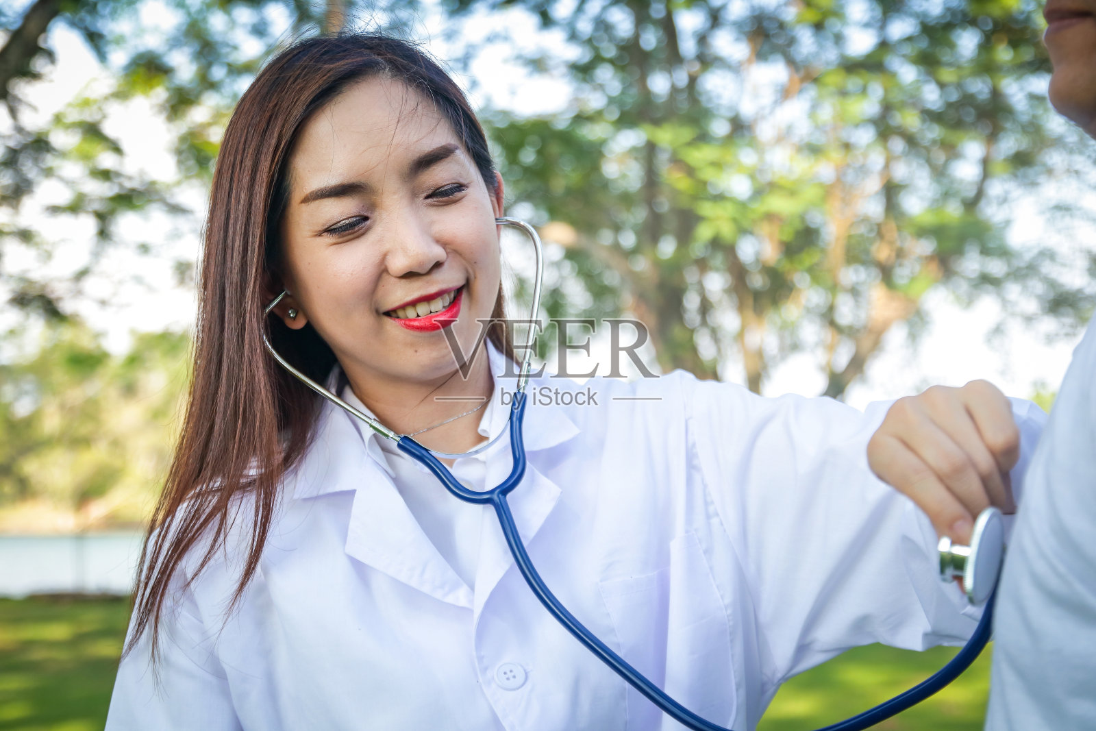 亚洲女医生正在给病人做检查照片摄影图片