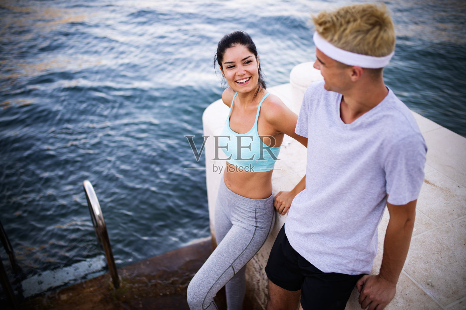 户外肖像一群朋友在自然中跑步和慢跑照片摄影图片