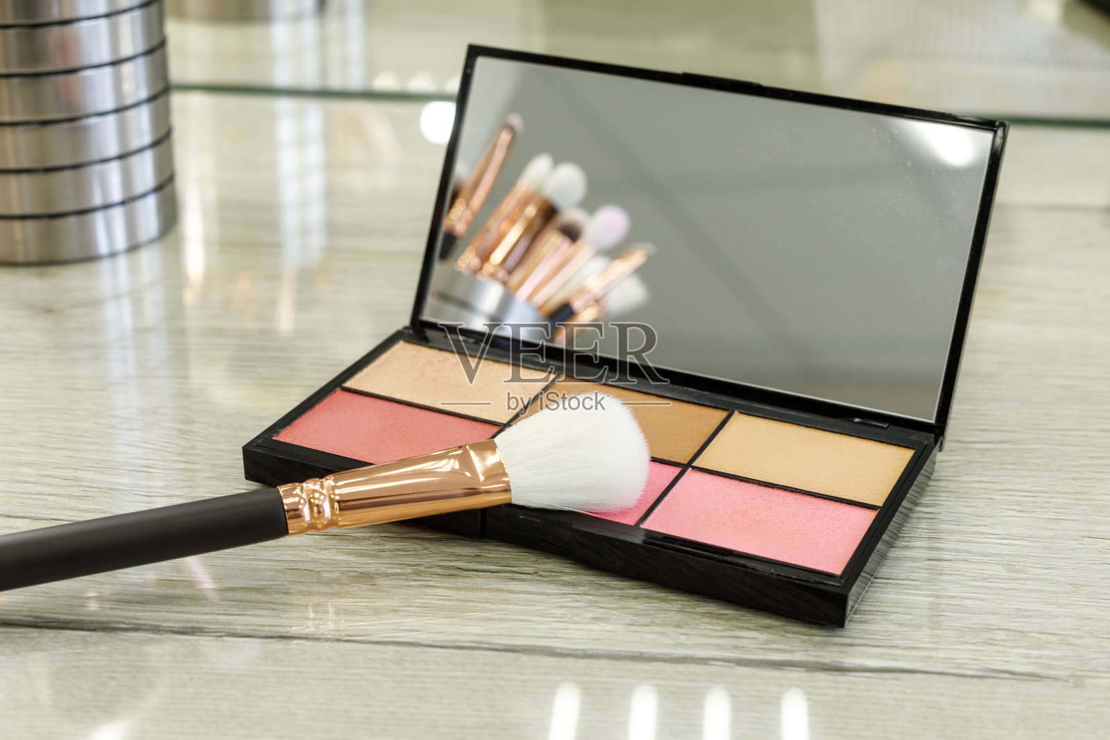 调色板用玫瑰色的柔和色调，在美容院用刷子刷盐照片摄影图片