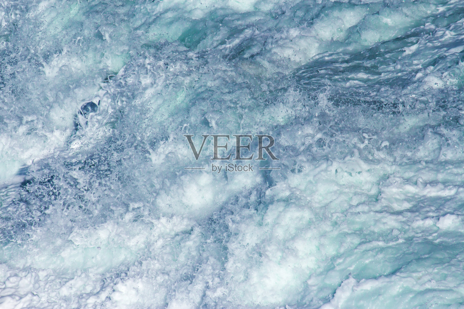 水生背景的海浪飞溅与清澈的蓝色绿色的水和白色的泡沫接近照片摄影图片