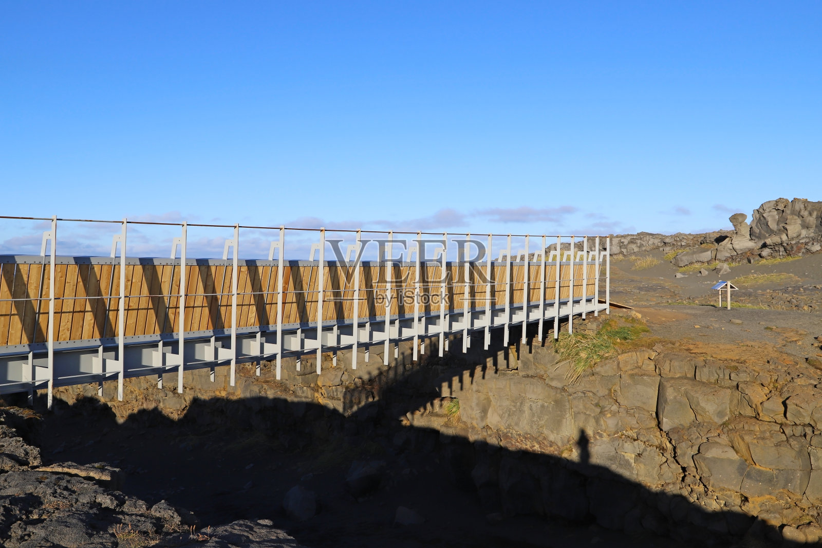 位于冰岛雷克雅内半岛的欧洲和美洲之间的桥梁。照片摄影图片