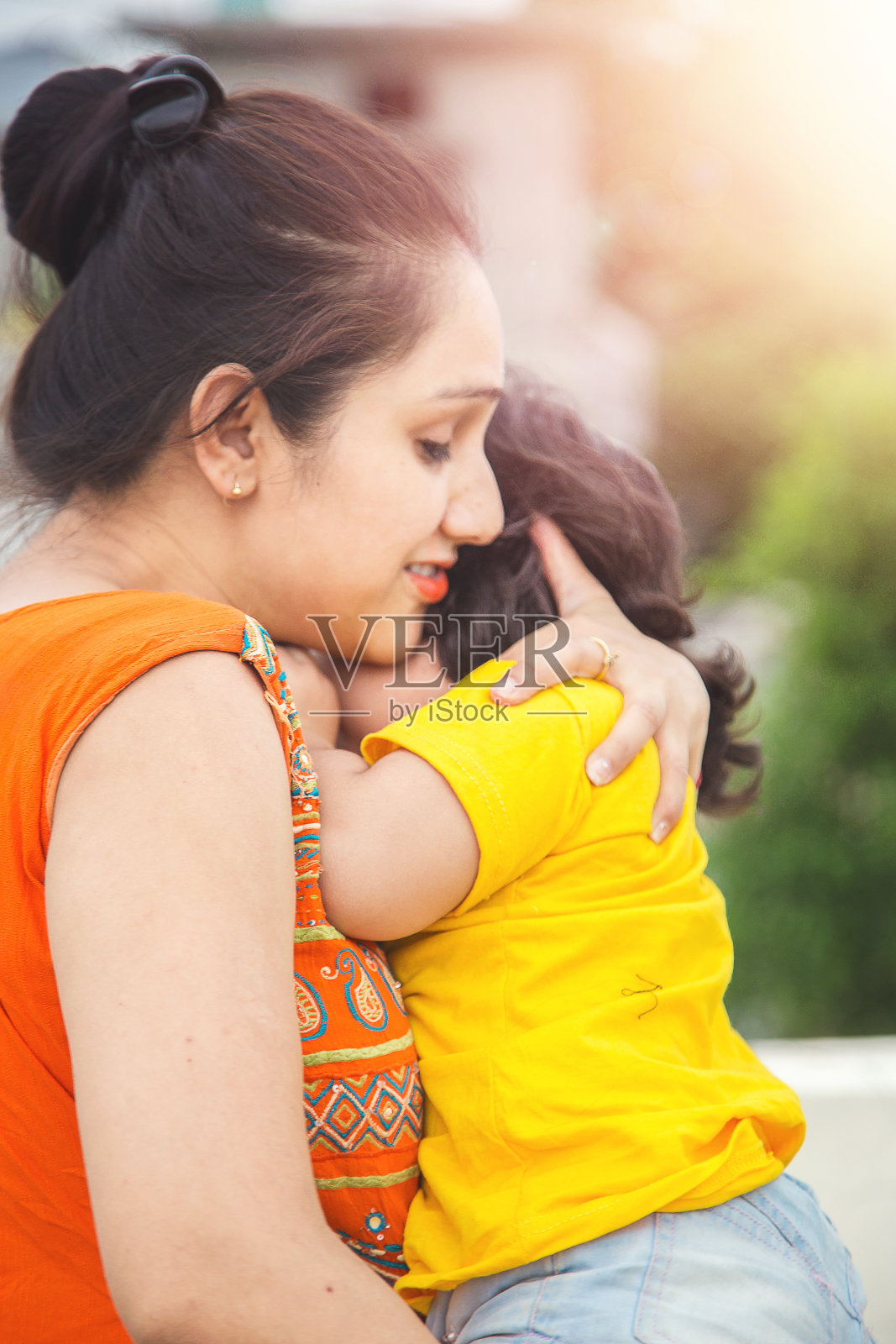母女拥抱照片摄影图片