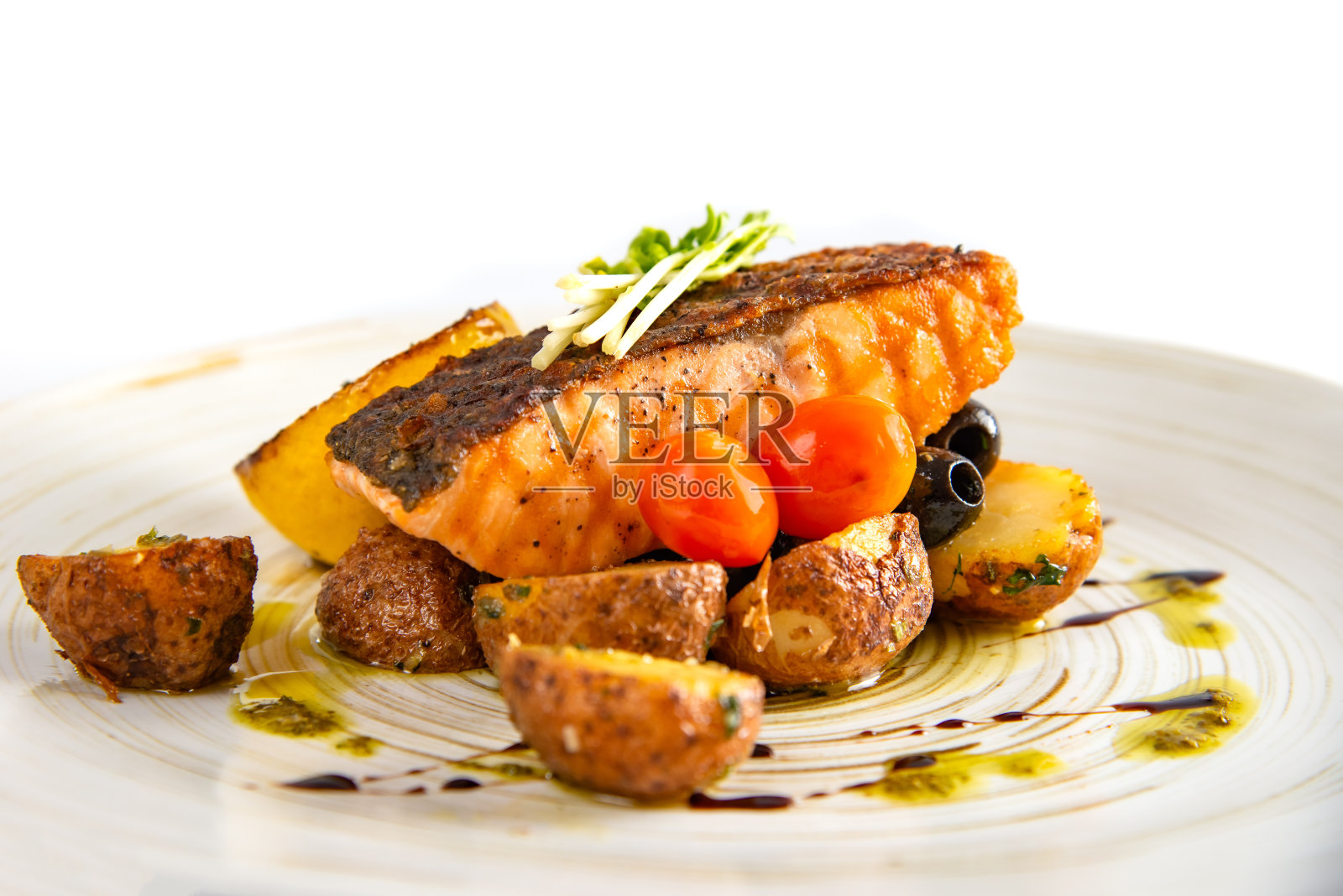 白底柠檬三文鱼扒照片摄影图片