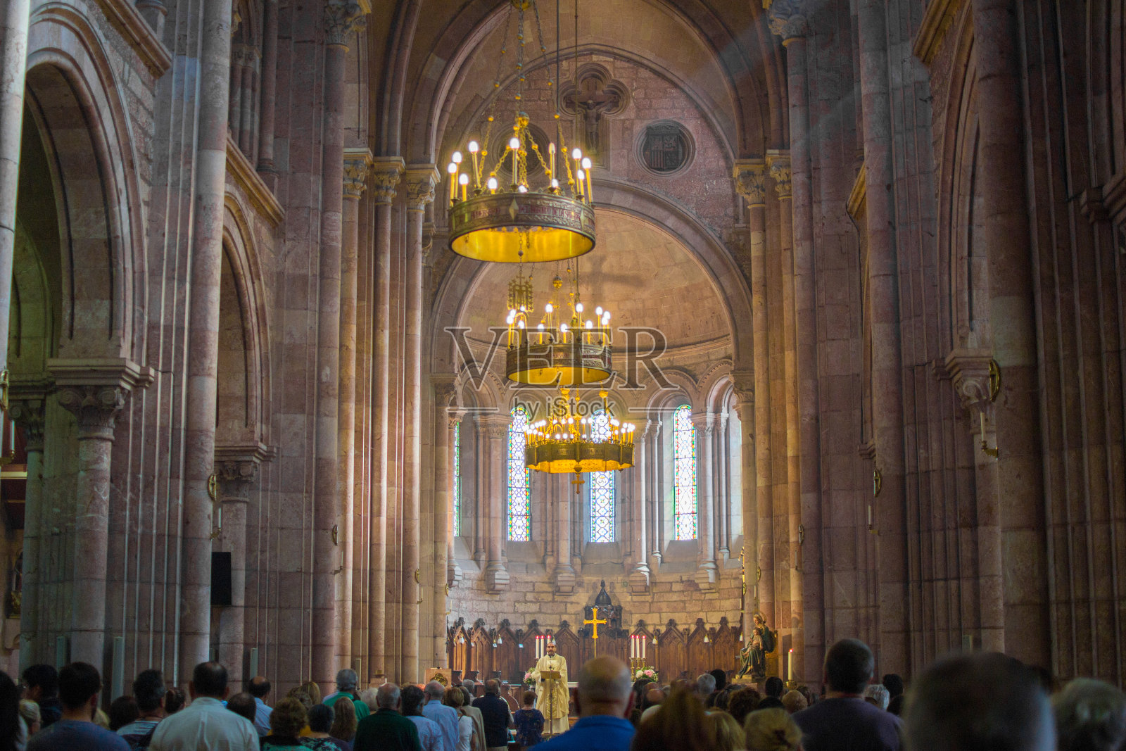 西班牙阿斯图里亚斯省康加斯德奥尼斯的圣玛利亚大教堂(或科瓦东加大教堂)内部照片摄影图片