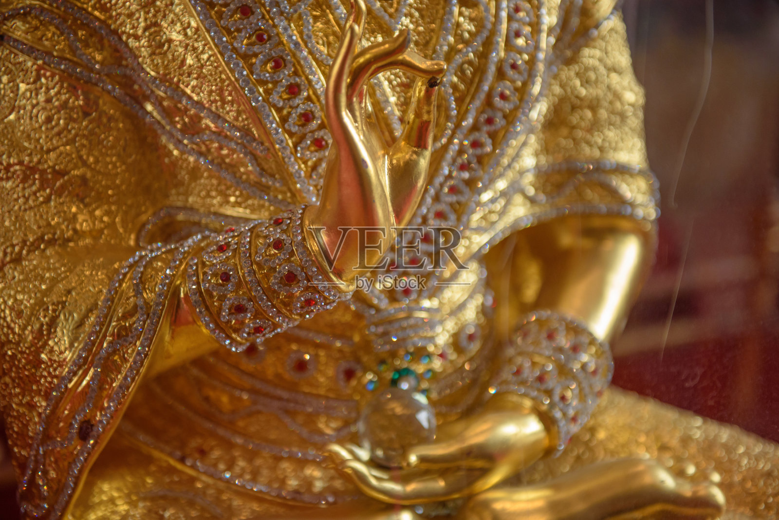近距离观看佛像照片摄影图片