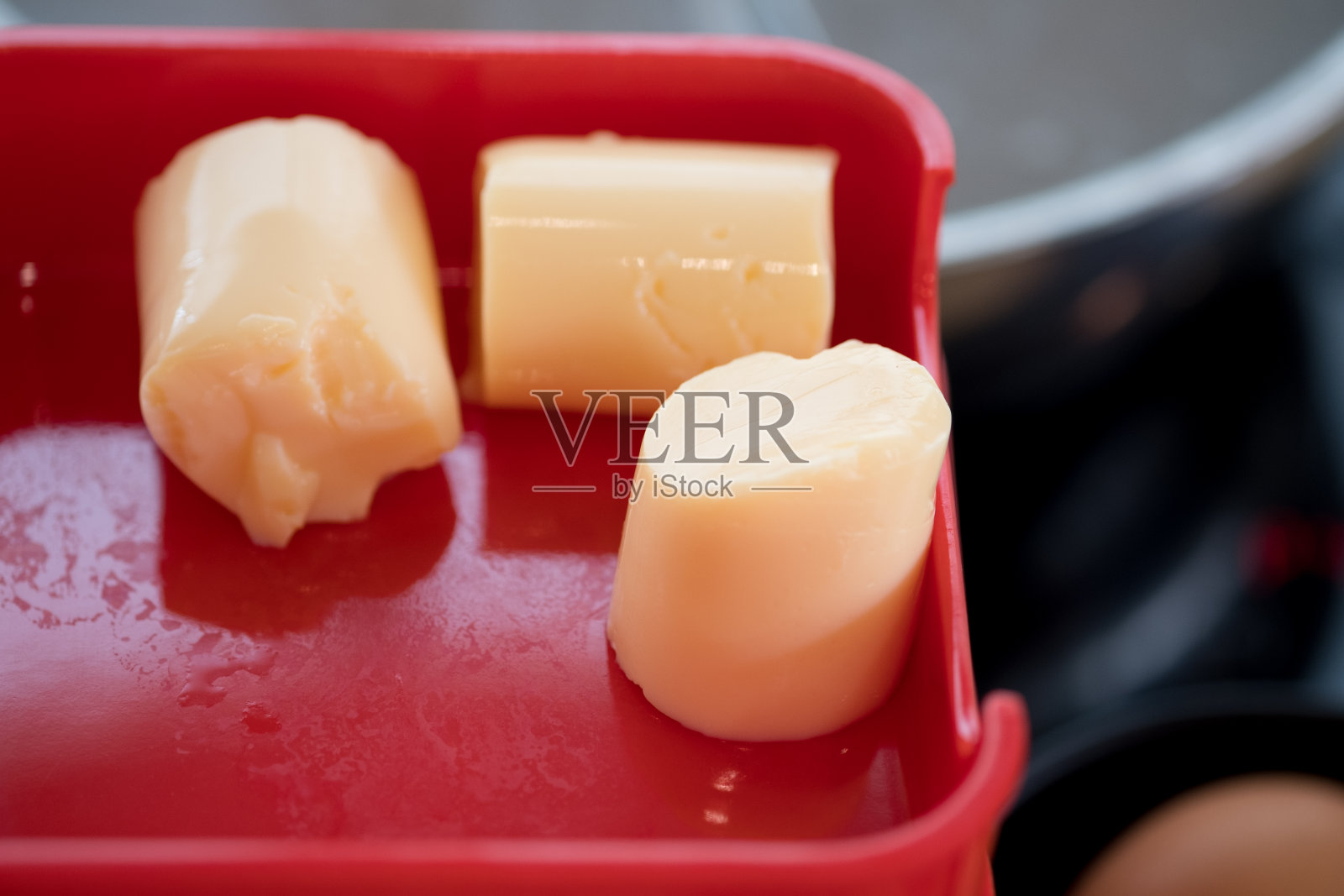 特写鸡蛋豆腐切片放在红色的托盘上烹饪照片摄影图片