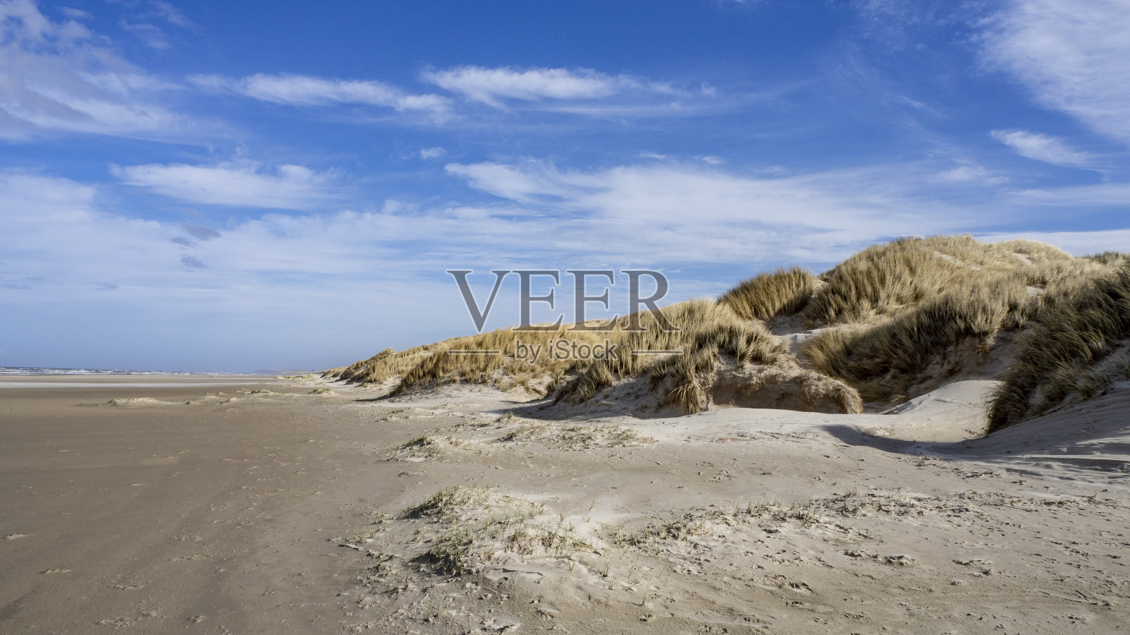 丹麦økken附近的Grønhoj Strand海滩上宁静多彩的日落照片摄影图片