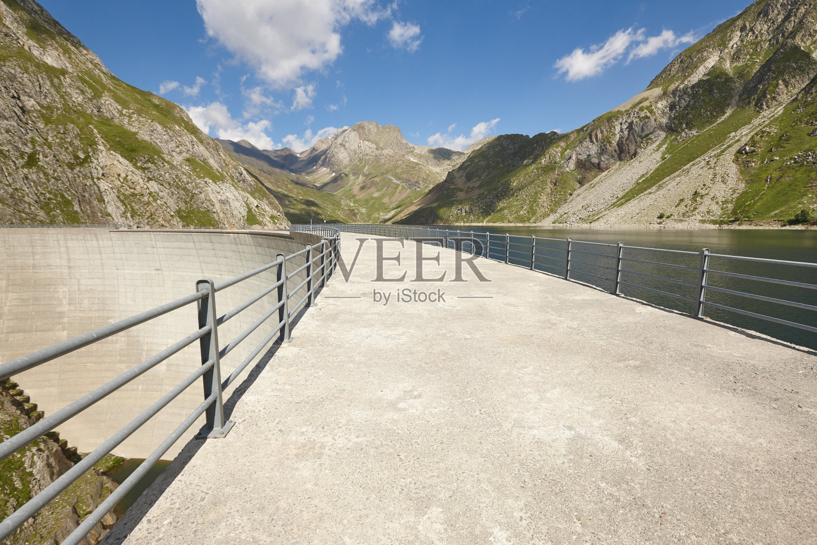 阿拉贡的劳塞特大坝。水力发电的能源。徒步旅行路线照片摄影图片