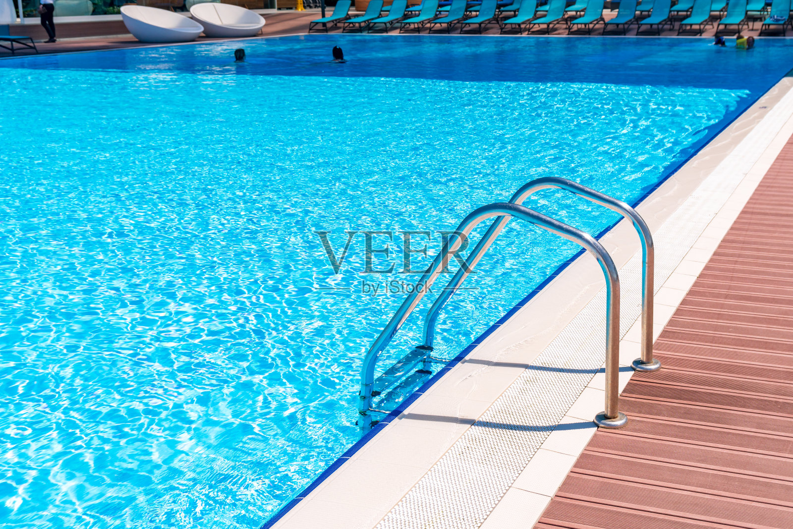 带有楼梯的弧形游泳池照片摄影图片