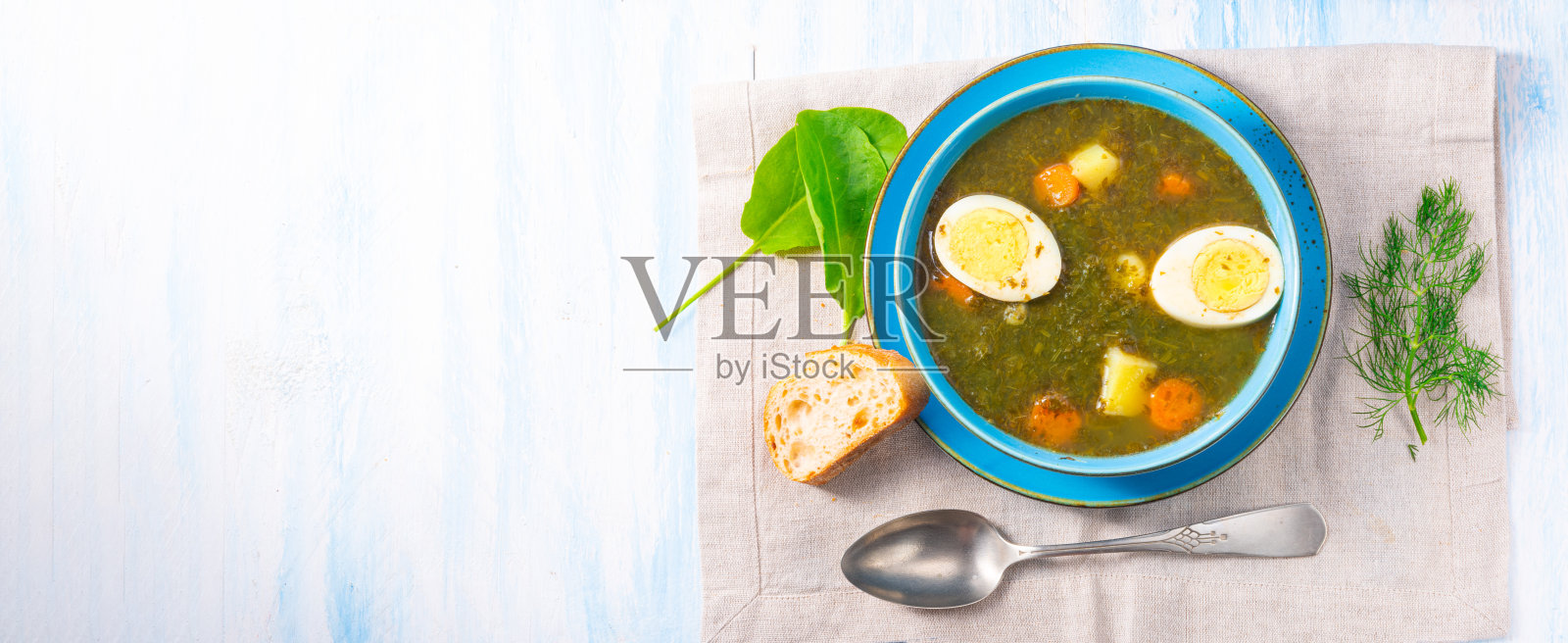 马铃薯鸡蛋酢浆草汤照片摄影图片