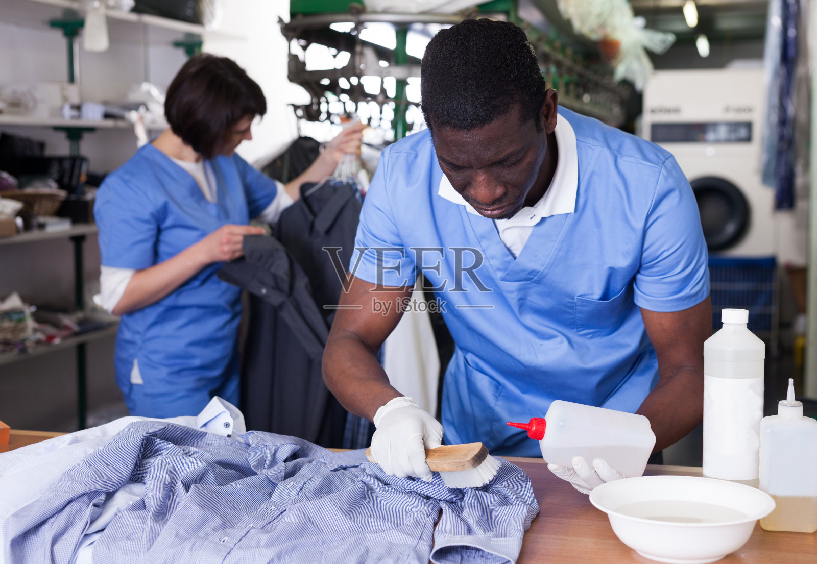 洗衣工人的日常工作照片摄影图片