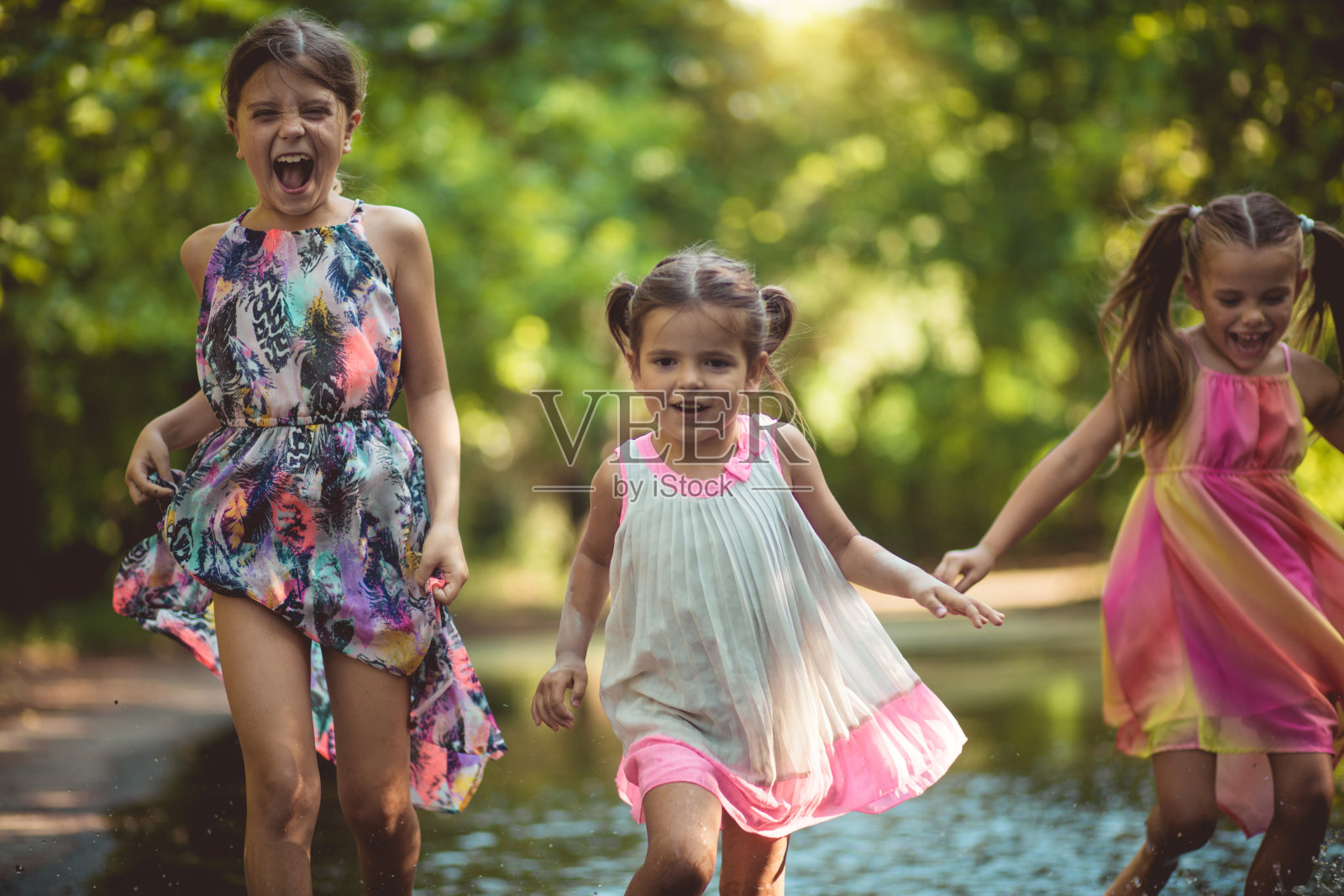 真正的夏天的乐趣。照片摄影图片