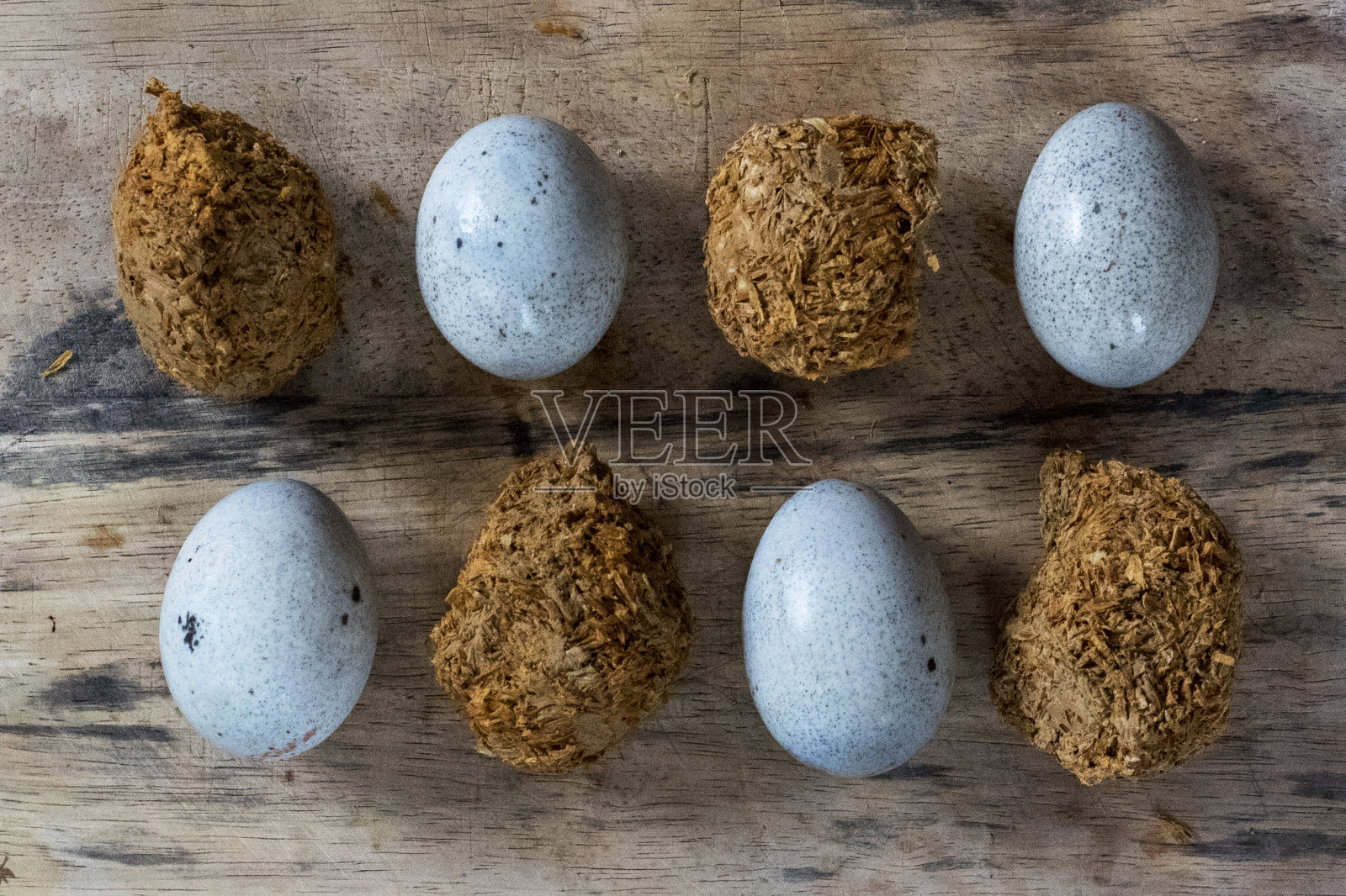 -两块不同的皮蛋放在木板上照片摄影图片