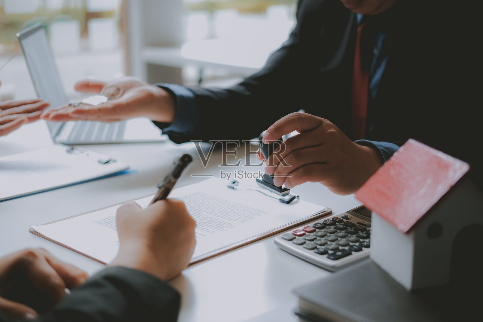 夫妇购买出租房屋，与房地产经纪人签订抵押合同协议。照片摄影图片