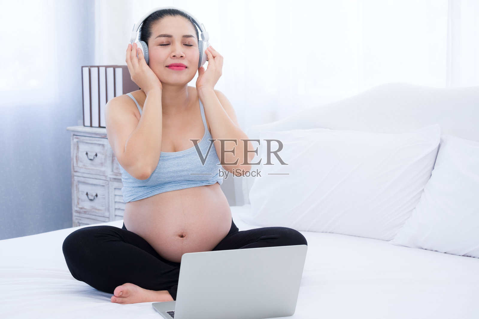 孕妇听音乐。照片摄影图片