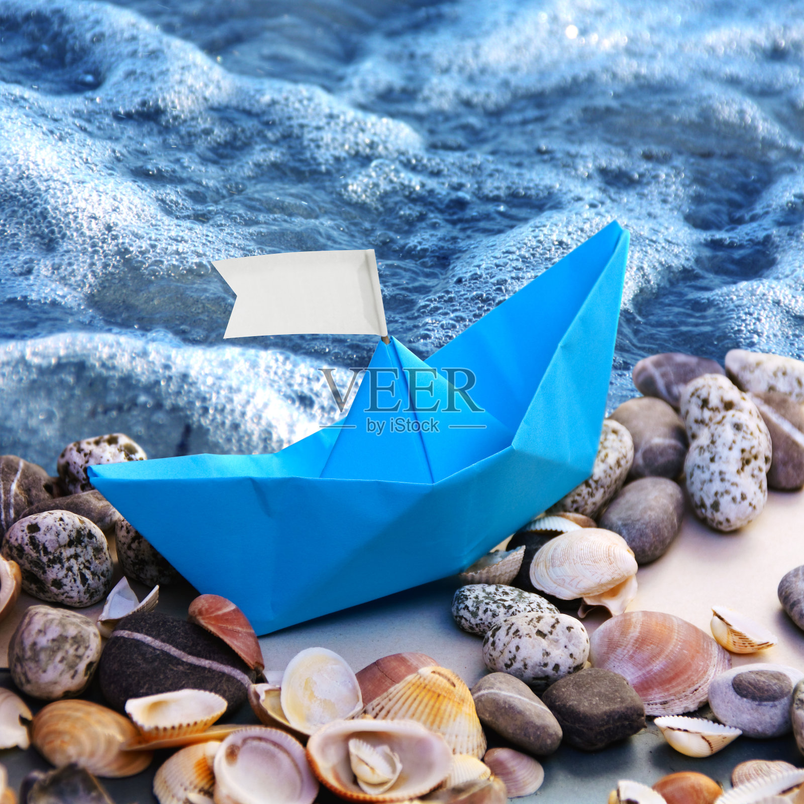 海上的纸船。照片摄影图片