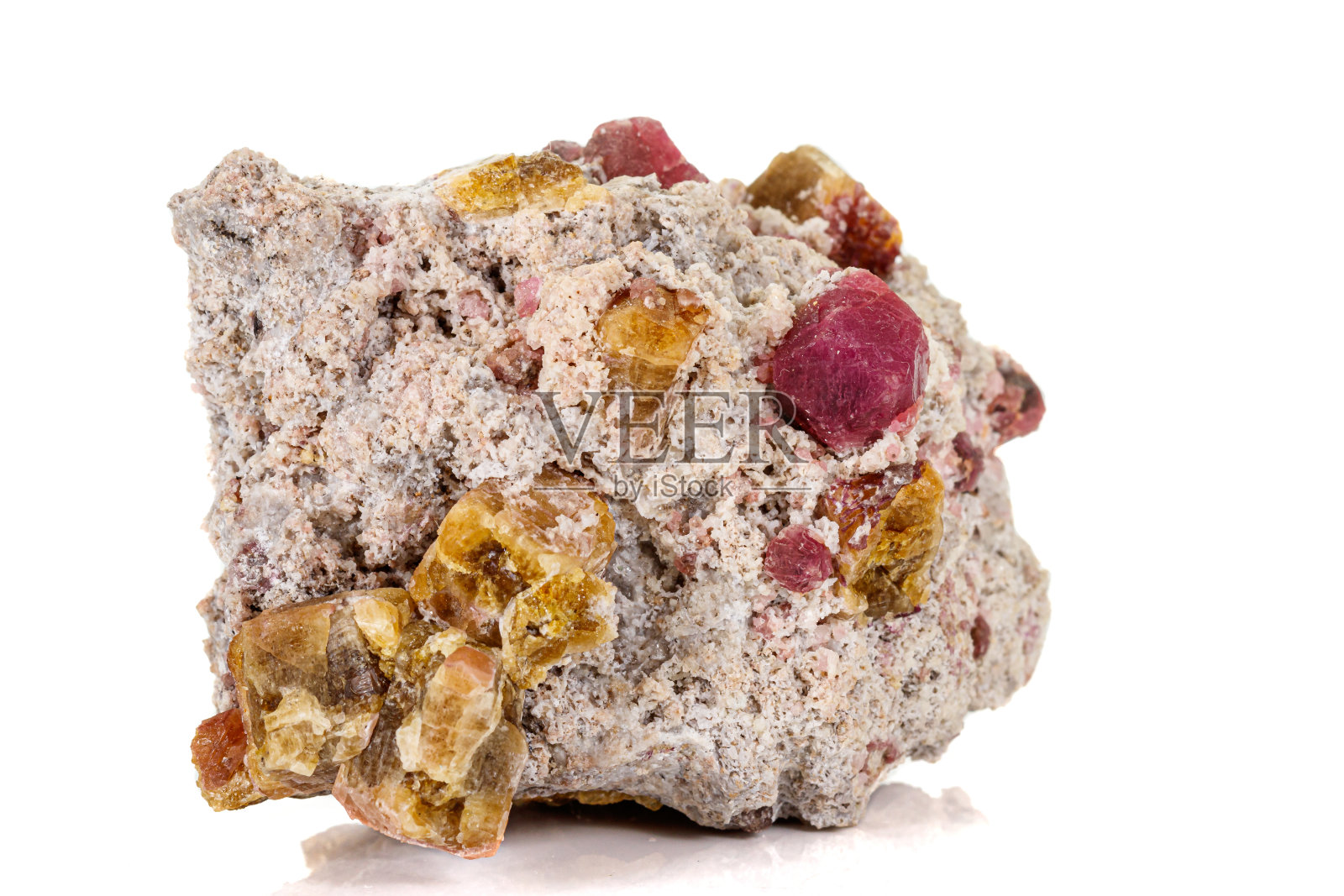 宏观矿物电气石在白色背景上照片摄影图片