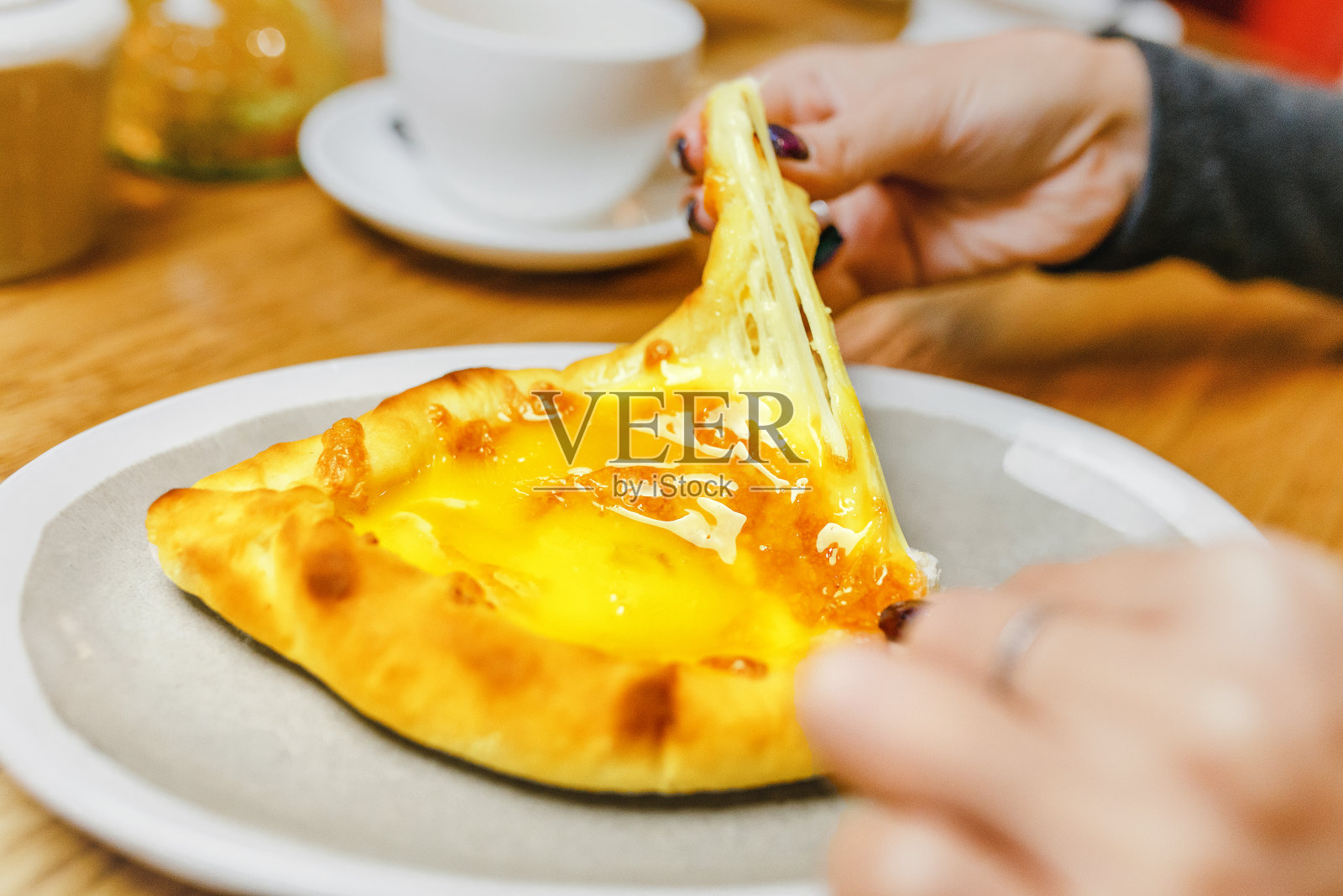 妇女吃传统哈切布里在格鲁吉亚餐厅，当地美食和美味的食物旅游概念照片摄影图片