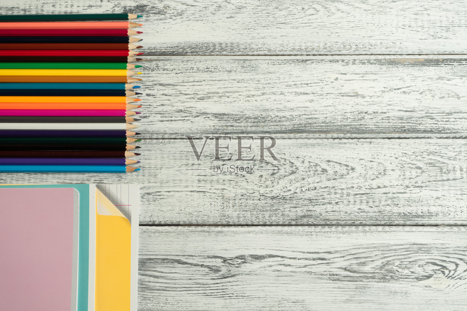 文具铅笔，学校笔记本的木制背景。副本的空间。平的。前视图。教育的概念照片摄影图片