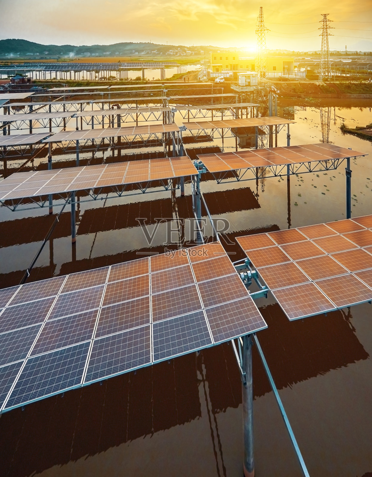 航拍湖面太阳能光伏基地照片摄影图片