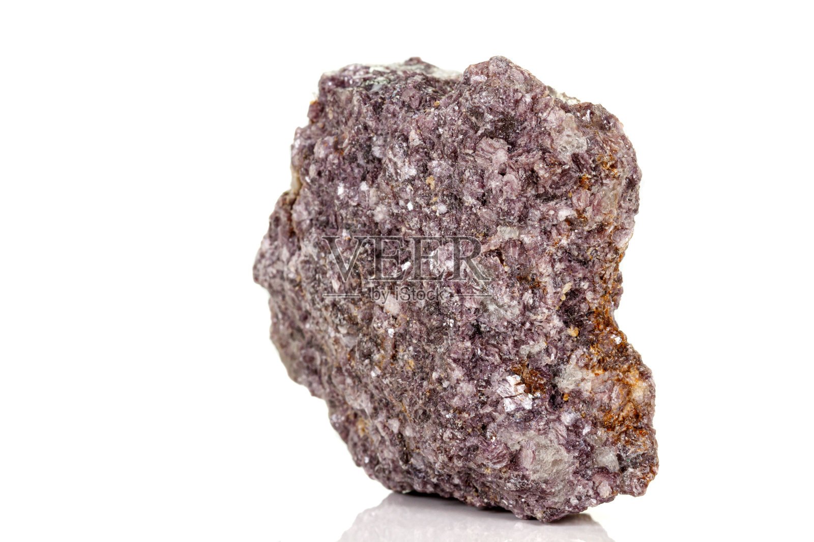 在白色背景上的铬蓝晶石矿物的宏照片摄影图片