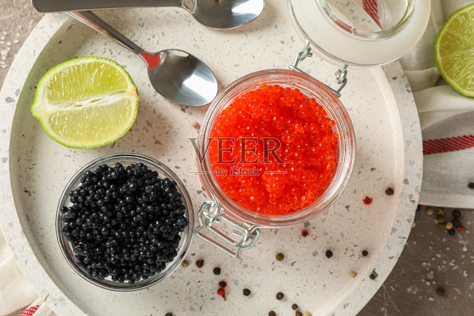 开胃的组合与鱼子酱和柑橘灰色的桌子，俯视图照片摄影图片