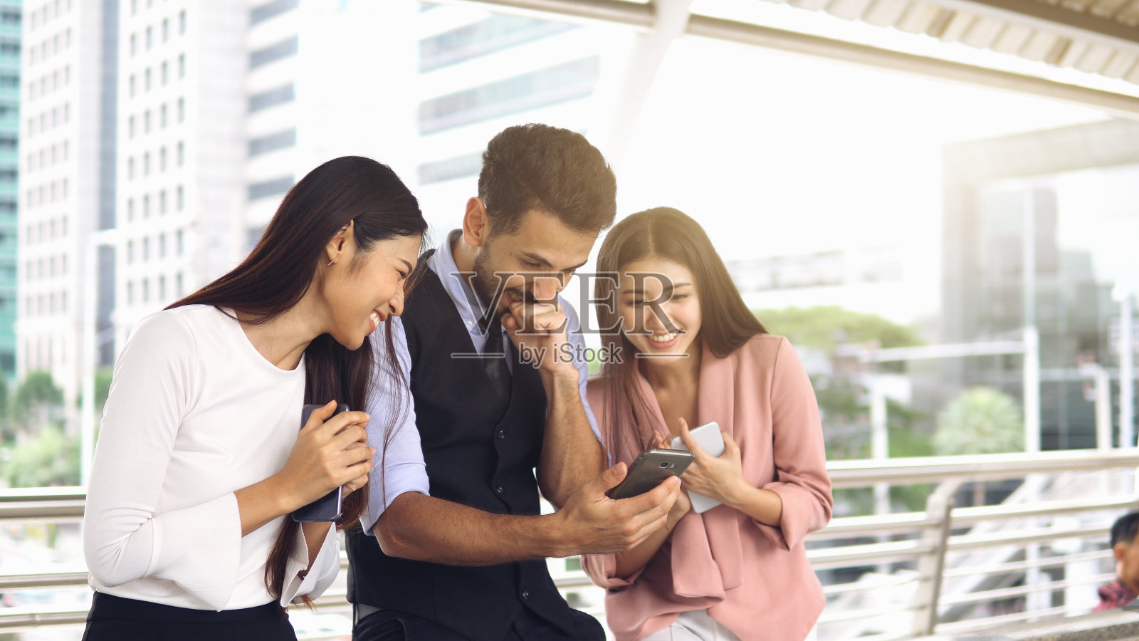 热情的商业人士在户外击掌庆祝照片摄影图片