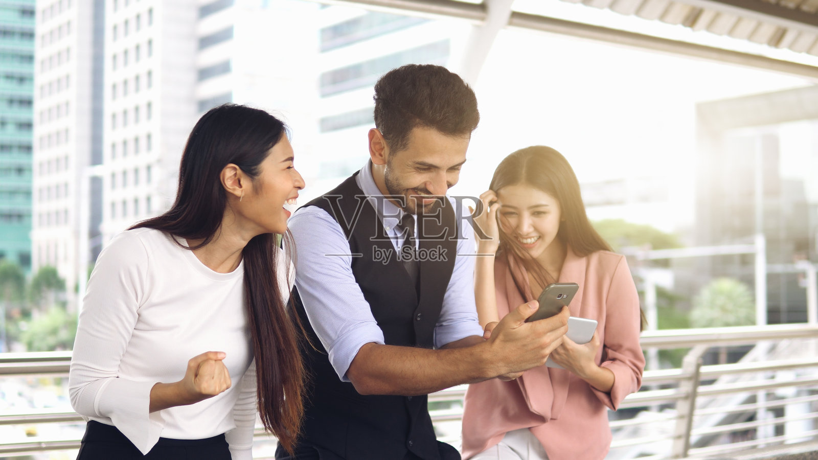 热情的商业人士在户外击掌庆祝照片摄影图片