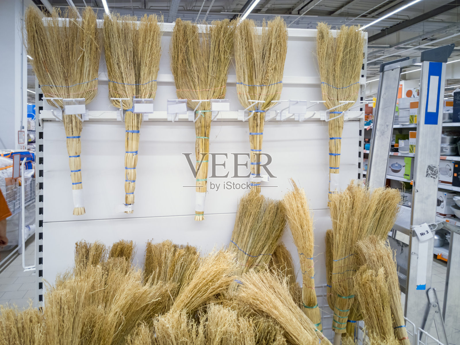 扫帚高粱在店里照片摄影图片