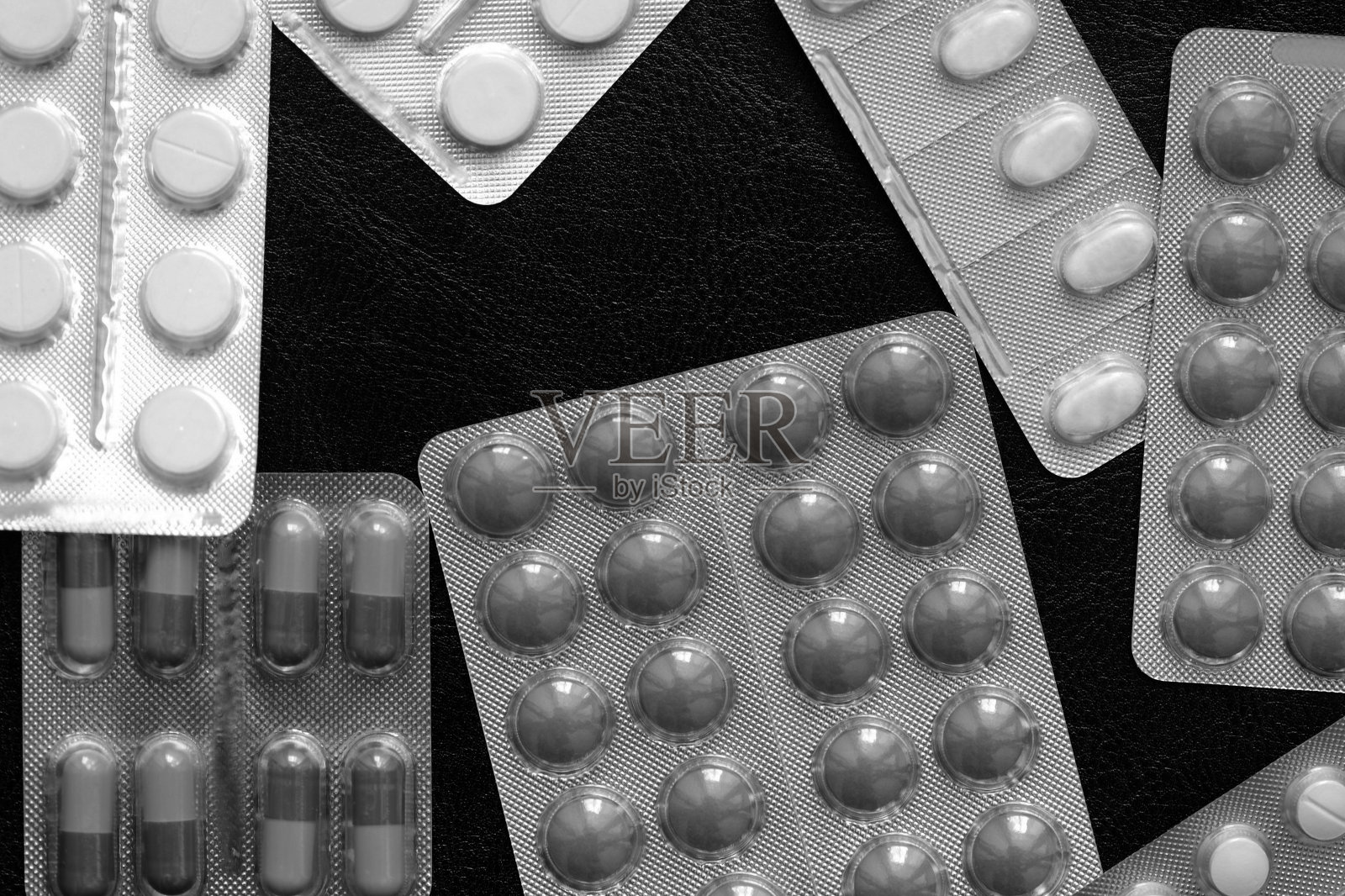 药丸和药片水泡在黑暗的背景接近黑色和白色照片摄影图片