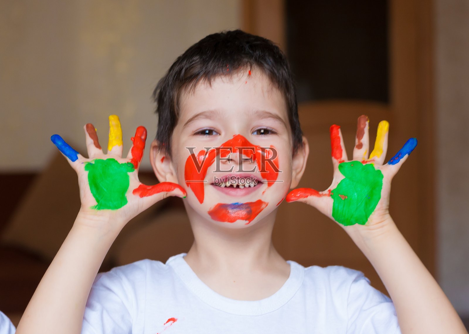 脸，彩绘，手，白色t恤照片摄影图片