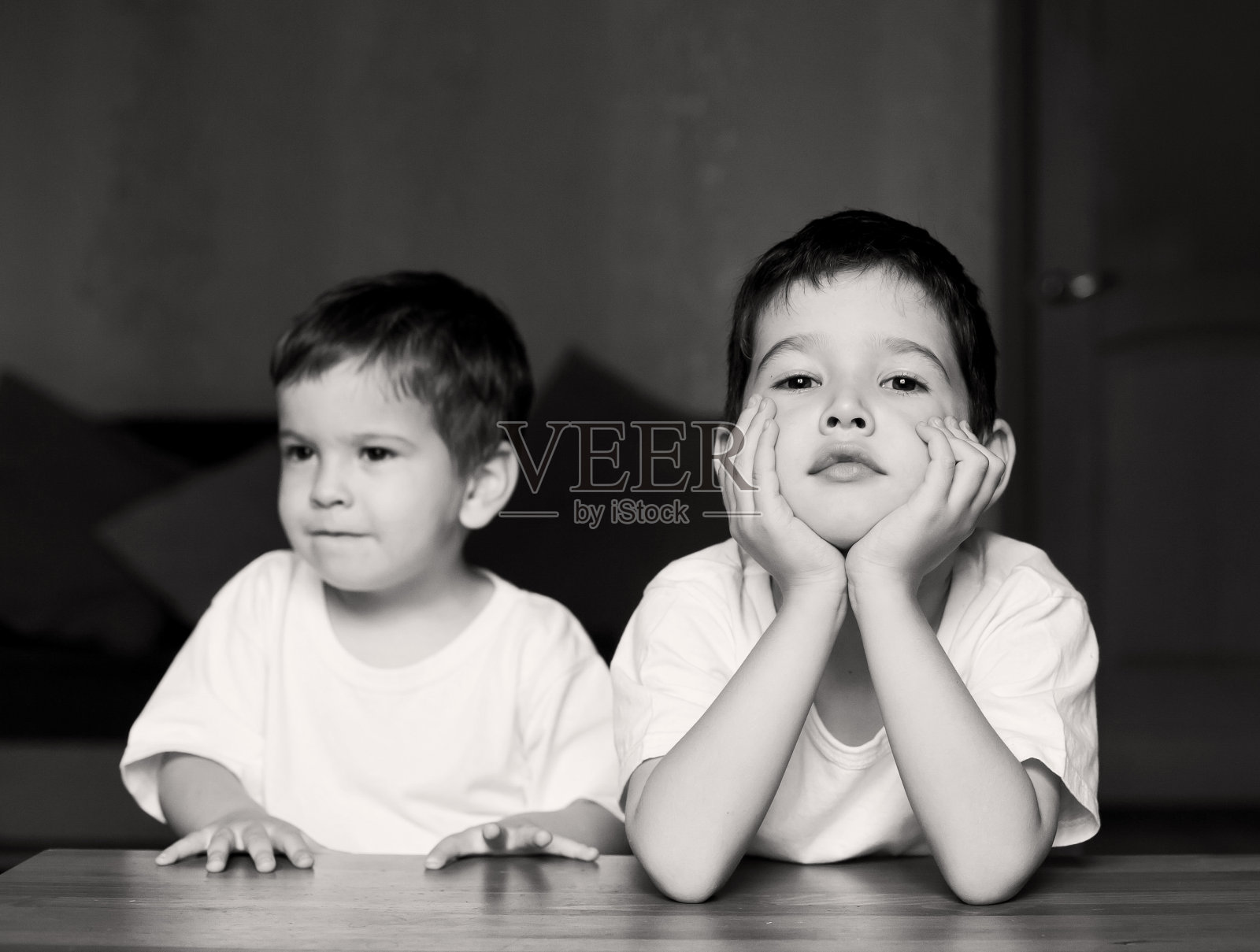 脸，白色t恤，严肃照片摄影图片