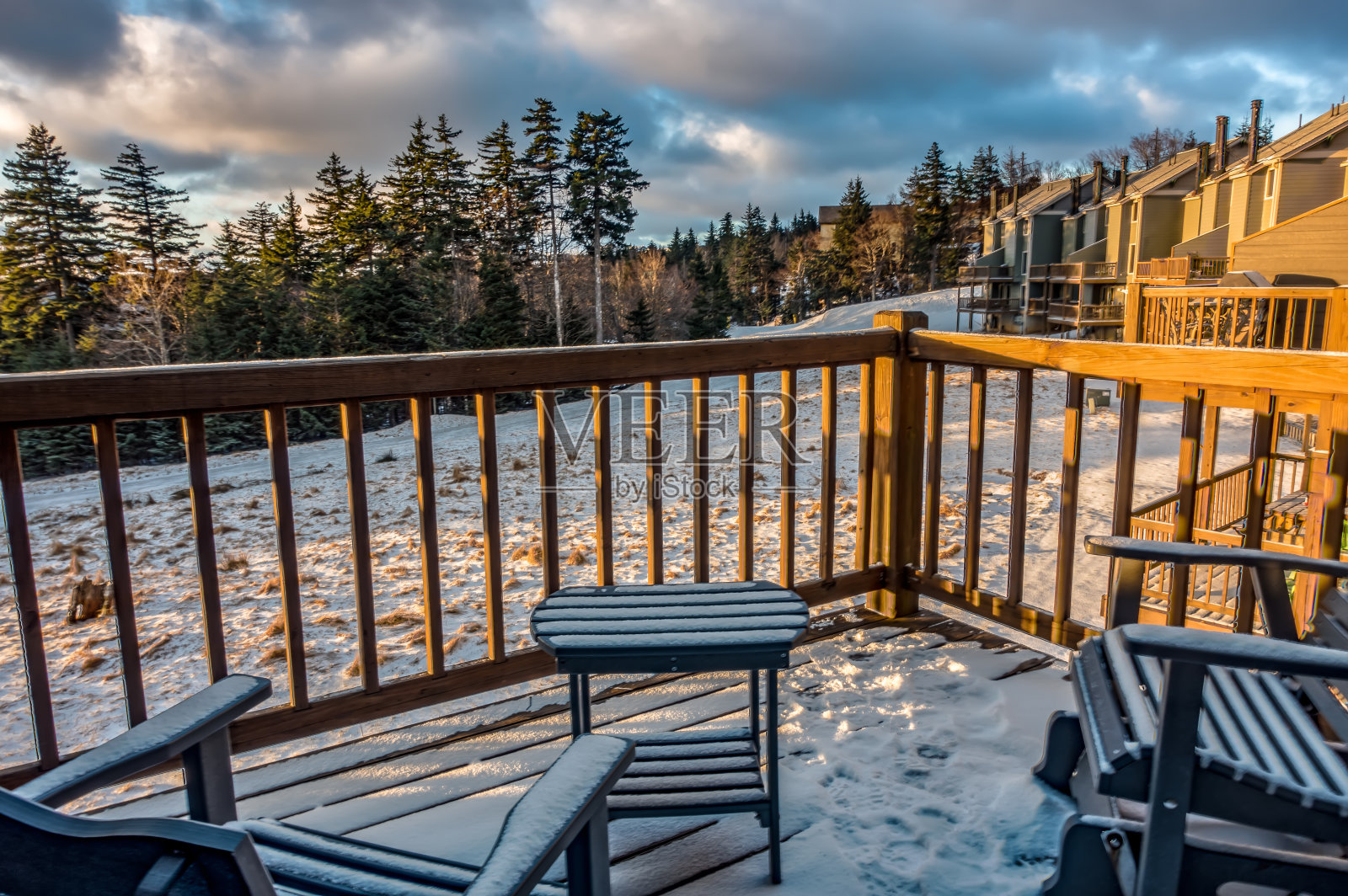 美丽的自然日出在雪鞋西弗吉尼亚滑雪胜地照片摄影图片